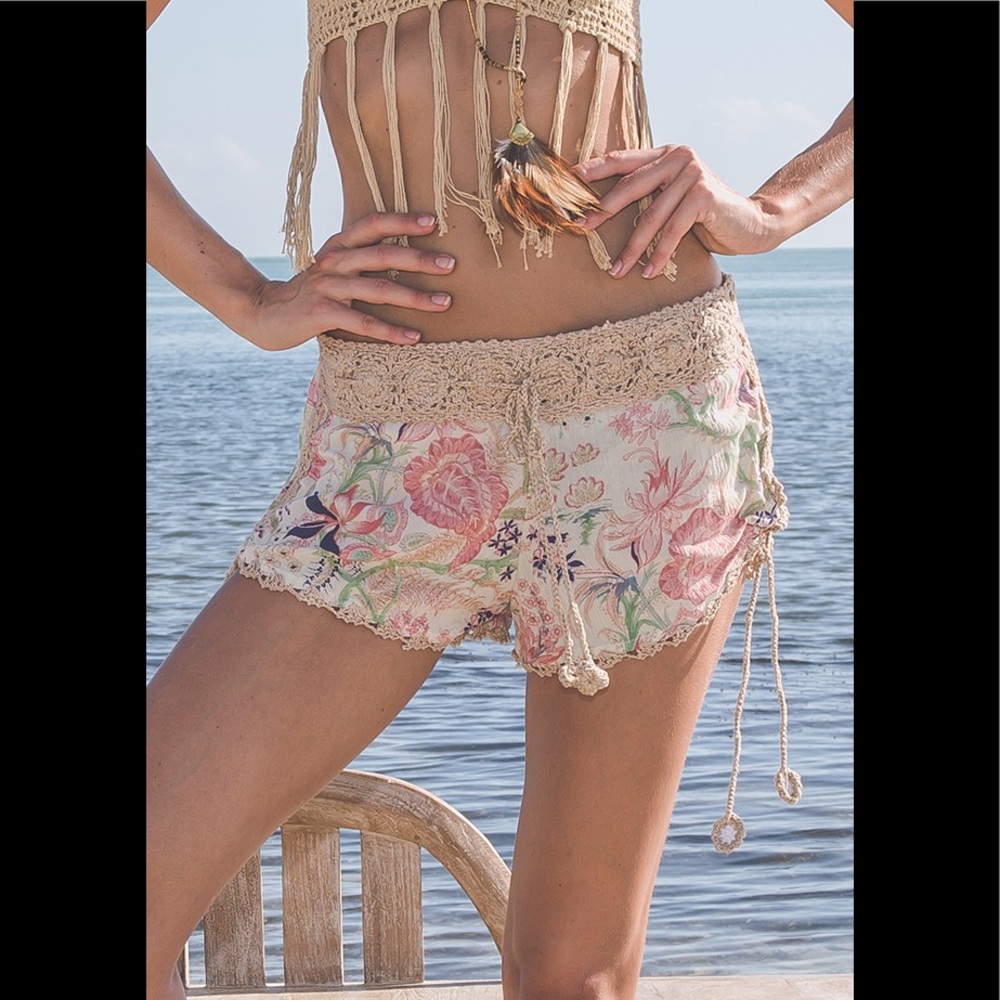 Z&L printed shorts with crochet